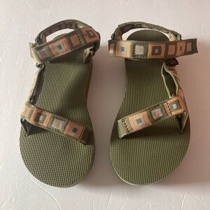 Teva Womens SZ 7 Green and Orange Sandals retro square pattern
